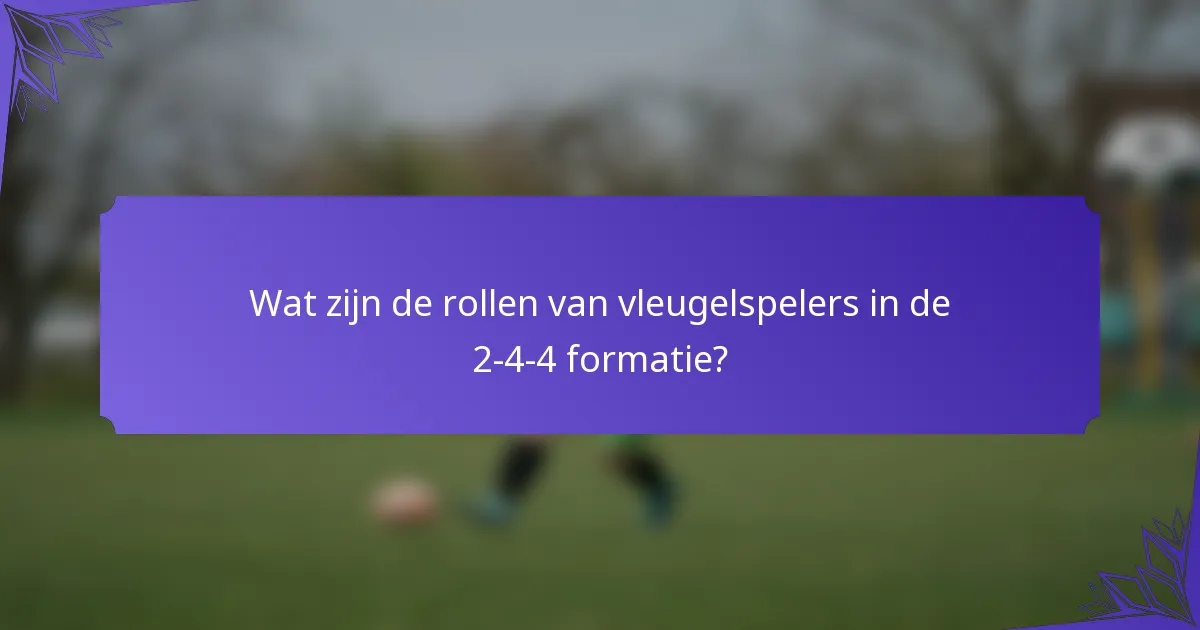 Wat zijn de rollen van vleugelspelers in de 2-4-4 formatie?